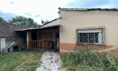 VENTA DE CASA 3 AMBIENTES A RECICLAR - ZONA COMERCIAL - LOTE DE 400 M² - MONTE GRANDE