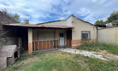 VENTA DE CASA 3 AMBIENTES A RECICLAR - ZONA COMERCIAL - LOTE DE 400 M² - MONTE GRANDE