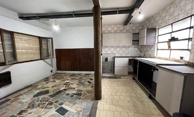 VENTA DE CASA 3 AMBIENTES A RECICLAR - ZONA COMERCIAL - LOTE DE 400 M² - MONTE GRANDE