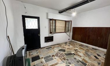 VENTA DE CASA 3 AMBIENTES A RECICLAR - ZONA COMERCIAL - LOTE DE 400 M² - MONTE GRANDE