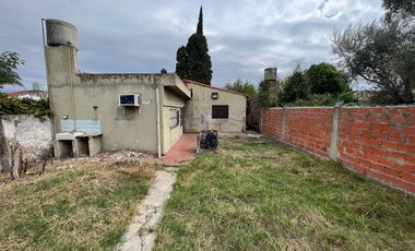 VENTA DE CASA 3 AMBIENTES A RECICLAR - ZONA COMERCIAL - LOTE DE 400 M² - MONTE GRANDE