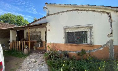 VENTA DE CASA 3 AMBIENTES A RECICLAR - ZONA COMERCIAL - LOTE DE 400 M² - MONTE GRANDE