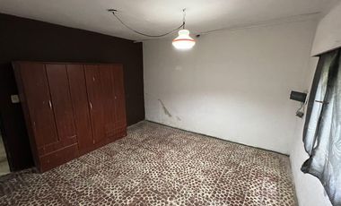 VENTA DE CASA 3 AMBIENTES A RECICLAR - ZONA COMERCIAL - LOTE DE 400 M² - MONTE GRANDE