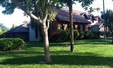 Excelente chalet de 6 ambientes en Andrade y Rejon