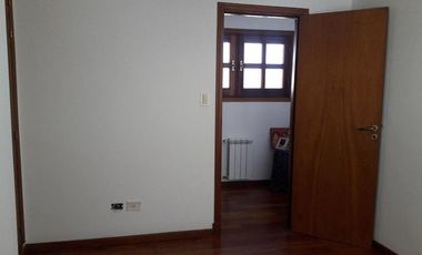 Excelente chalet de 6 ambientes en Andrade y Rejon