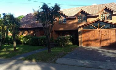 Excelente chalet de 6 ambientes en Andrade y Rejon