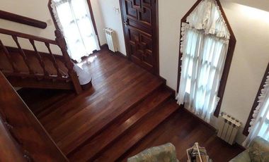 Excelente chalet de 6 ambientes en Andrade y Rejon