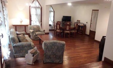 Excelente chalet de 6 ambientes en Andrade y Rejon
