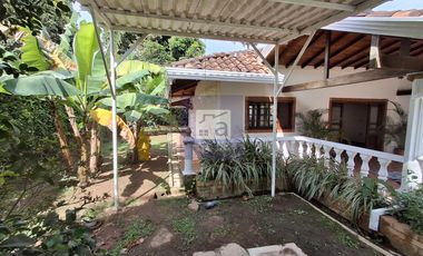 COD. 6255 - SE ARRIENDA CASA CAMPESTRE - BARRIO: VEREDA LOS COLORADOS