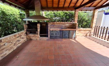 COD. 6255 - SE ARRIENDA CASA CAMPESTRE - BARRIO: VEREDA LOS COLORADOS