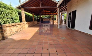 COD. 6255 - SE ARRIENDA CASA CAMPESTRE - BARRIO: VEREDA LOS COLORADOS