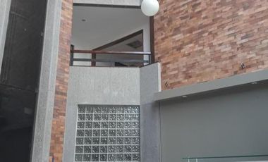 edificio en arriendo/venta en el chico. Cod V2405