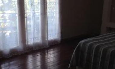 EXCELENTE CHALET DE 6 AMBIENTES SOBRE LOTE DE 980m2 EN SIERRA DE LOS PADRES