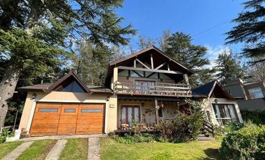 EXCELENTE CHALET DE 6 AMBIENTES SOBRE LOTE DE 980m2 EN SIERRA DE LOS PADRES
