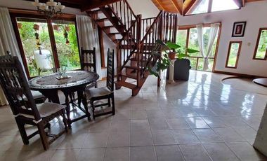 EXCELENTE CHALET DE 6 AMBIENTES SOBRE LOTE DE 980m2 EN SIERRA DE LOS PADRES