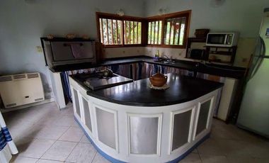 EXCELENTE CHALET DE 6 AMBIENTES SOBRE LOTE DE 980m2 EN SIERRA DE LOS PADRES
