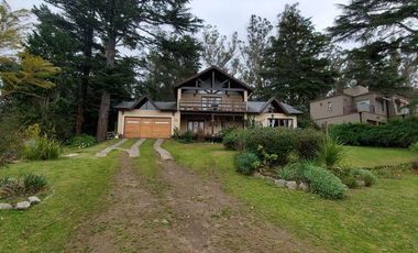 EXCELENTE CHALET DE 6 AMBIENTES SOBRE LOTE DE 980m2 EN SIERRA DE LOS PADRES