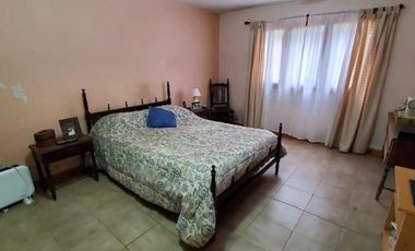 EXCELENTE CHALET DE 6 AMBIENTES SOBRE LOTE DE 980m2 EN SIERRA DE LOS PADRES