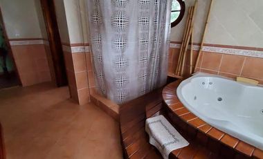 EXCELENTE CHALET DE 6 AMBIENTES SOBRE LOTE DE 980m2 EN SIERRA DE LOS PADRES