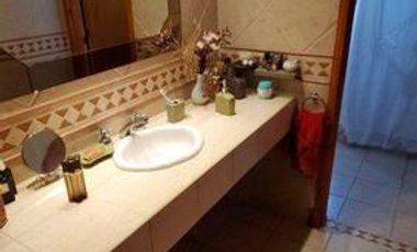 EXCELENTE CHALET DE 6 AMBIENTES SOBRE LOTE DE 980m2 EN SIERRA DE LOS PADRES
