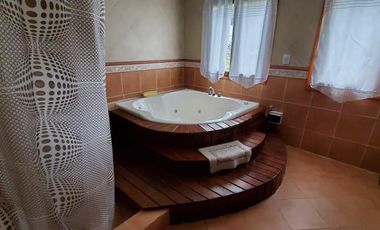 EXCELENTE CHALET DE 6 AMBIENTES SOBRE LOTE DE 980m2 EN SIERRA DE LOS PADRES