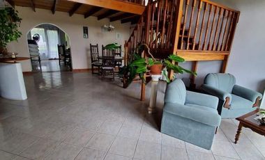 EXCELENTE CHALET DE 6 AMBIENTES SOBRE LOTE DE 980m2 EN SIERRA DE LOS PADRES