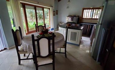 EXCELENTE CHALET DE 6 AMBIENTES SOBRE LOTE DE 980m2 EN SIERRA DE LOS PADRES