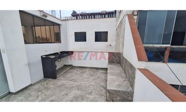 Muy Linda Casa De 3 Pisos En Venta En Playa Arica