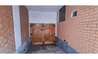 Muy Linda Casa De 3 Pisos En Venta En Playa Arica
