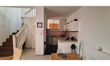 Muy Linda Casa De 3 Pisos En Venta En Playa Arica