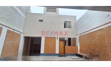 Muy Linda Casa De 3 Pisos En Venta En Playa Arica