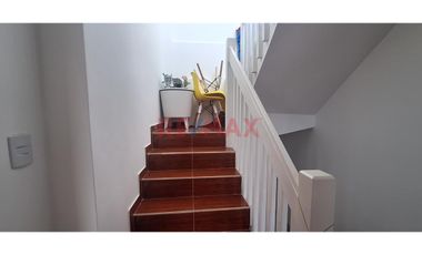Muy Linda Casa De 3 Pisos En Venta En Playa Arica