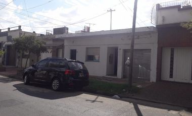 Casa con Departamento en venta en Sarandi Este