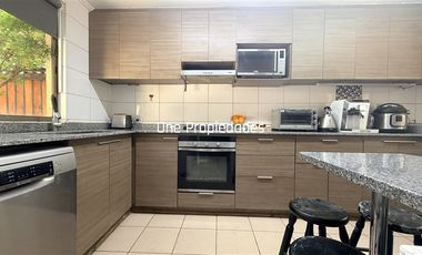 Venta Casa 4D3B cerca Municipalidad Peñalolen terreno 205m