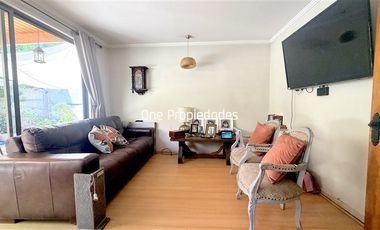 Venta Casa 4D3B cerca Municipalidad Peñalolen terreno 205m