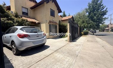 Venta Casa 4D3B cerca Municipalidad Peñalolen terreno 205m