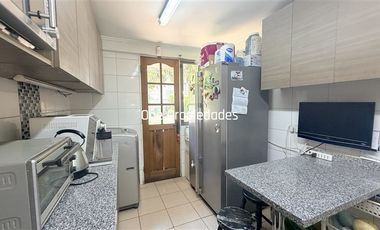 Venta Casa 4D3B cerca Municipalidad Peñalolen terreno 205m