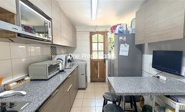 Venta Casa 4D3B cerca Municipalidad Peñalolen terreno 205m