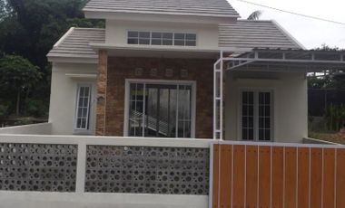 Murah! Rumah Minimalis Ornamen Dinding Expose dekat Jalan Wates