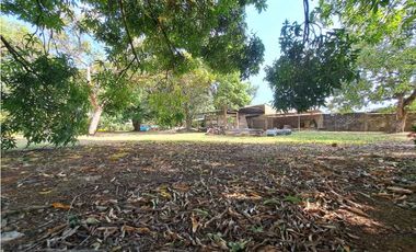 EN DOLEGUITA FINCA QUE ABARCA ESQUINA