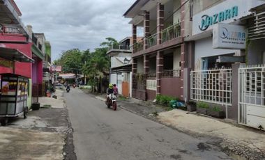 Rumah poros jalan raya di Tlogomas kota malang