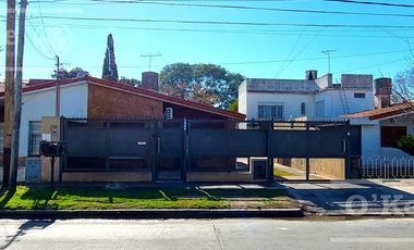 Casa en venta  - Berazategui- Sobre Av  Nestor Kirchner ideal 2 familias