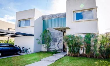 Casa en venta - 5 Dormitorios 4 Baños - Cochera - 380Mts2 - Loma Verde, Escobar