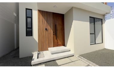 EN VENTA CASA MODERNA A ESTRENAR EN MANTA, SECTOR NORTE