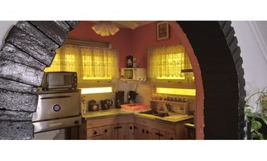Chalet de 5 ambientes con cochera y parque. Zona Villa Gesell.