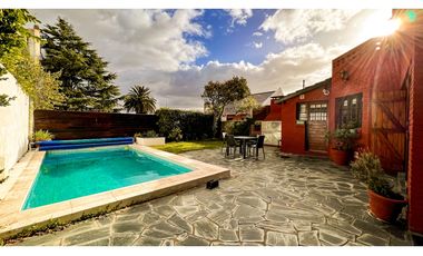 Chalet cuatro ambientes Piscina y jardín. Stella Maris.