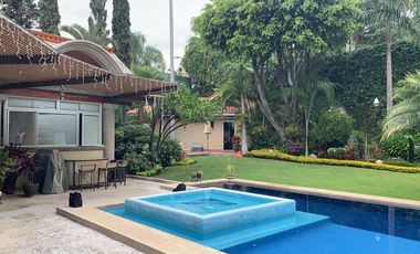 CASA EN VENTA EN LA COL. ACAPATZINGO CON 4 CASAS  PARA RENTAR,CUERNAVACA MOR.