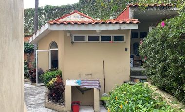 CASA EN VENTA EN LA COL. ACAPATZINGO CON 4 CASAS  PARA RENTAR,CUERNAVACA MOR.