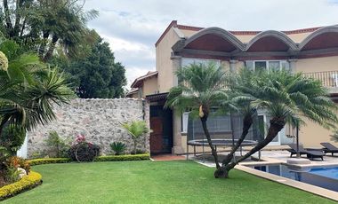 CASA EN VENTA EN LA COL. ACAPATZINGO CON 4 CASAS  PARA RENTAR,CUERNAVACA MOR.