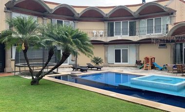 CASA EN VENTA EN LA COL. ACAPATZINGO CON 4 CASAS  PARA RENTAR,CUERNAVACA MOR.